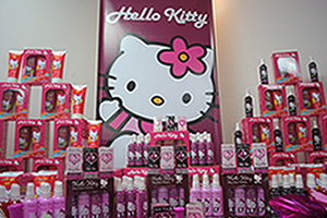 Hello Kitty al cuidado de la niñas