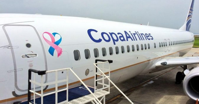 Copa devela avión con logotipo que apoya prevención cáncer de mama y próstata