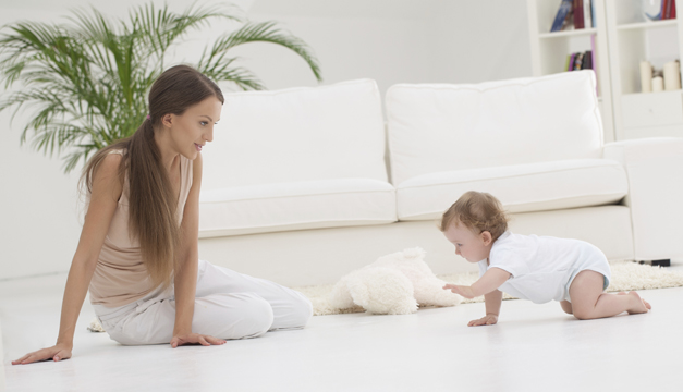 ¿Cómo logro que mi hijo gatee seguro en casa?