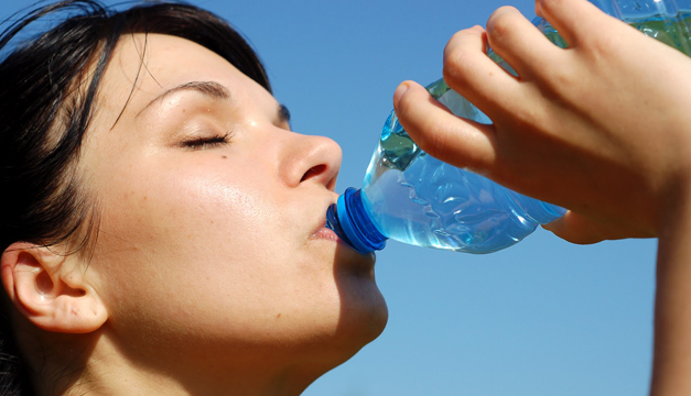 Beber agua antes de comer ayuda a bajar de peso