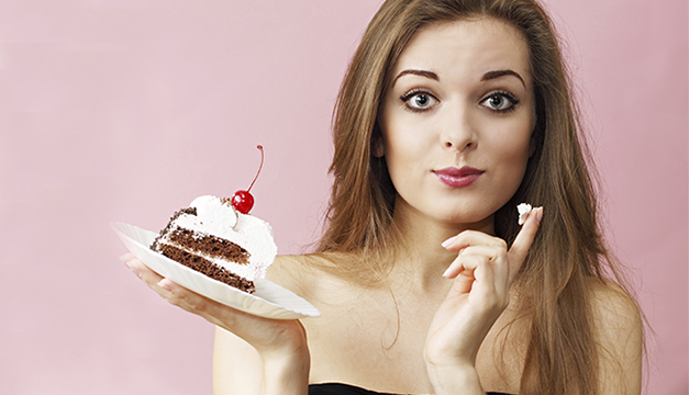 mujer comiendo pastel dieta | Revista VIDASANA