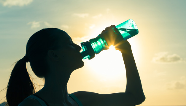 Signos en tu cuerpo que te piden consumir más agua