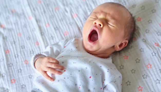 bebe bostezando
