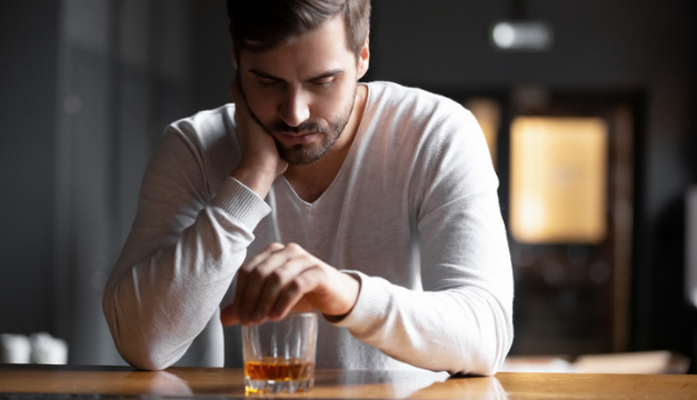 Beber cualquier cantidad de alcohol causa daño al cerebro, según estudio