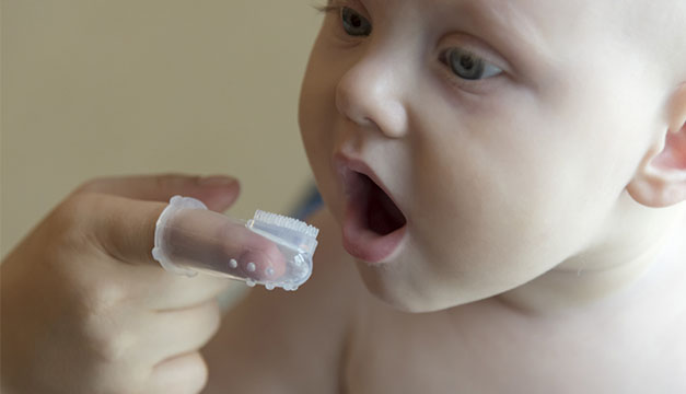 Higiena bucal en bebés: ¡papás, no esperen hasta que salgan los dientes!