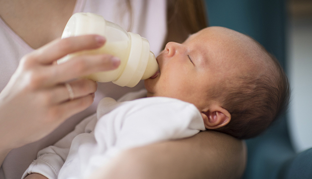 Pediatras advierten que la fórmula casera de leche para bebés es insegura