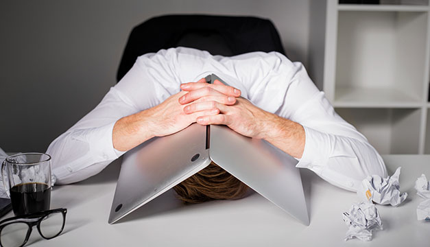 4 malos hábitos diarios que afectan el desempeño laboral